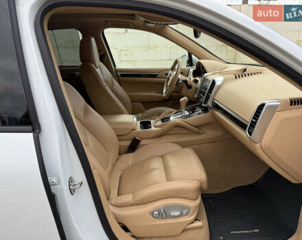 Белый Порше Каен, объемом двигателя 3.6 л и пробегом 70 тыс. км за 27000 $, фото 19 на Automoto.ua