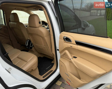 Белый Порше Каен, объемом двигателя 3.6 л и пробегом 70 тыс. км за 27000 $, фото 24 на Automoto.ua