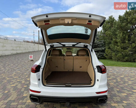 Белый Порше Каен, объемом двигателя 3.6 л и пробегом 70 тыс. км за 27000 $, фото 31 на Automoto.ua