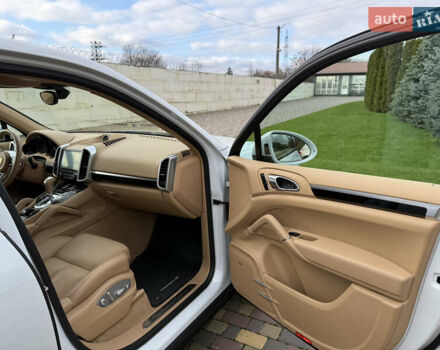 Белый Порше Каен, объемом двигателя 3.6 л и пробегом 70 тыс. км за 27000 $, фото 22 на Automoto.ua