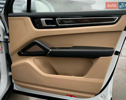 Белый Порше Каен, объемом двигателя 3 л и пробегом 179 тыс. км за 47800 $, фото 52 на Automoto.ua