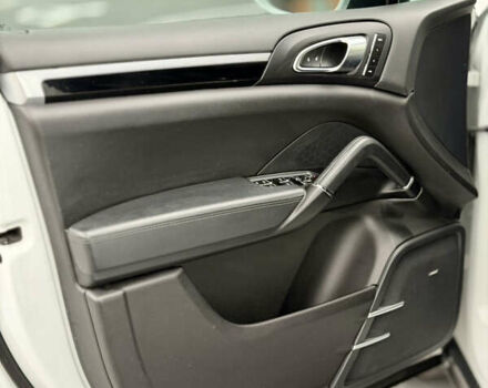 Белый Порше Каен, объемом двигателя 3.6 л и пробегом 126 тыс. км за 28500 $, фото 19 на Automoto.ua