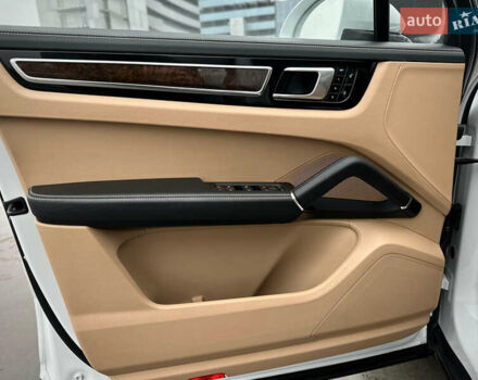 Белый Порше Каен, объемом двигателя 3 л и пробегом 179 тыс. км за 47800 $, фото 36 на Automoto.ua