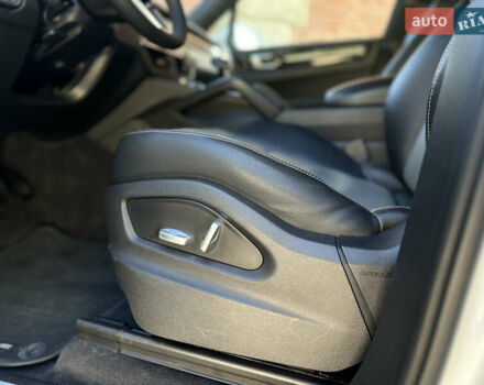 Белый Порше Каен, объемом двигателя 3 л и пробегом 105 тыс. км за 48500 $, фото 19 на Automoto.ua