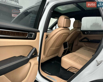 Белый Порше Каен, объемом двигателя 3 л и пробегом 179 тыс. км за 47800 $, фото 51 на Automoto.ua