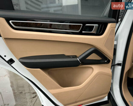 Белый Порше Каен, объемом двигателя 3 л и пробегом 179 тыс. км за 47800 $, фото 42 на Automoto.ua