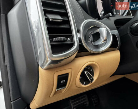 Білий Порше Cayenne, об'ємом двигуна 3.6 л та пробігом 150 тис. км за 29700 $, фото 45 на Automoto.ua