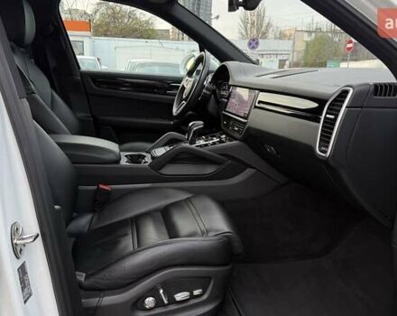 Белый Порше Каен, объемом двигателя 3 л и пробегом 137 тыс. км за 43000 $, фото 9 на Automoto.ua