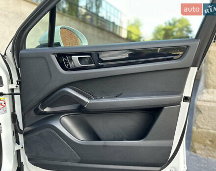 Белый Порше Каен, объемом двигателя 3 л и пробегом 105 тыс. км за 48500 $, фото 48 на Automoto.ua