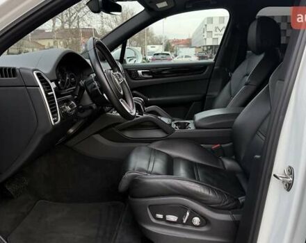 Белый Порше Каен, объемом двигателя 3 л и пробегом 137 тыс. км за 43000 $, фото 19 на Automoto.ua