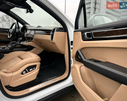 Белый Порше Каен, объемом двигателя 3 л и пробегом 179 тыс. км за 47800 $, фото 44 на Automoto.ua