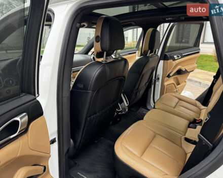 Белый Порше Каен, объемом двигателя 3.6 л и пробегом 150 тыс. км за 28900 $, фото 24 на Automoto.ua