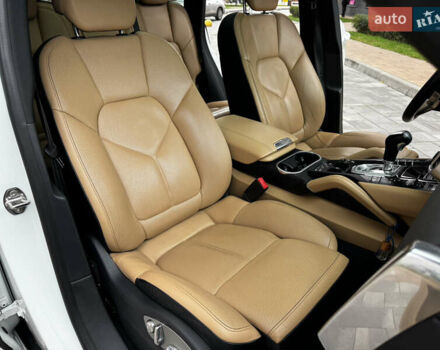 Белый Порше Каен, объемом двигателя 3.6 л и пробегом 150 тыс. км за 28900 $, фото 38 на Automoto.ua