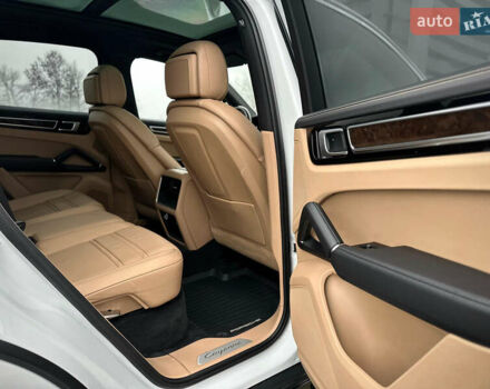 Белый Порше Каен, объемом двигателя 3 л и пробегом 179 тыс. км за 47800 $, фото 62 на Automoto.ua