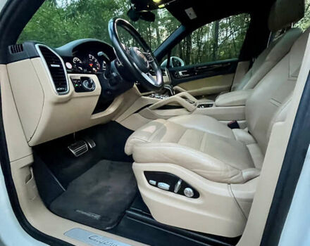 Белый Порше Каен, объемом двигателя 2.89 л и пробегом 121 тыс. км за 57000 $, фото 27 на Automoto.ua