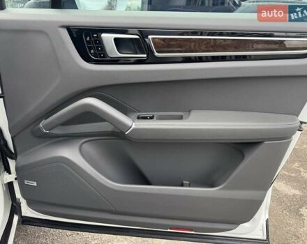 Білий Порше Cayenne, об'ємом двигуна 3 л та пробігом 33 тис. км за 59900 $, фото 60 на Automoto.ua