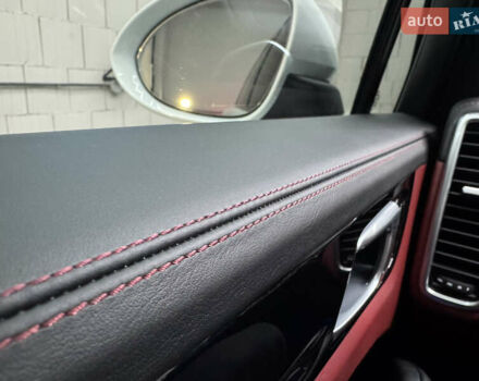 Білий Порше Cayenne, об'ємом двигуна 3 л та пробігом 75 тис. км за 71000 $, фото 65 на Automoto.ua