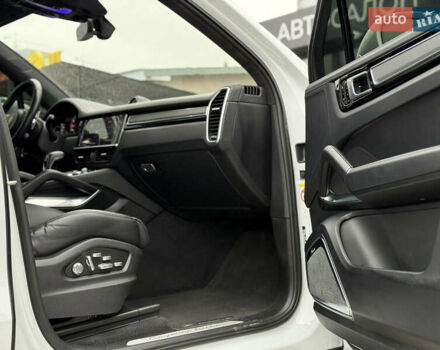 Белый Порше Каен, объемом двигателя 4 л и пробегом 52 тыс. км за 79000 $, фото 25 на Automoto.ua