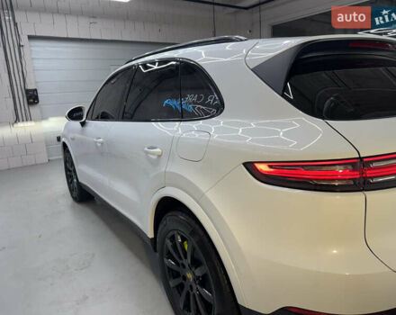 Білий Порше Cayenne, об'ємом двигуна 3 л та пробігом 75 тис. км за 71000 $, фото 12 на Automoto.ua