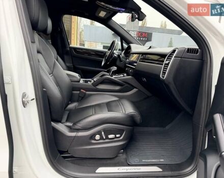 Білий Порше Cayenne, об'ємом двигуна 3 л та пробігом 90 тис. км за 49999 $, фото 30 на Automoto.ua