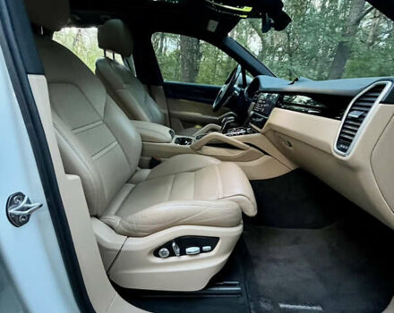 Белый Порше Каен, объемом двигателя 2.89 л и пробегом 121 тыс. км за 57000 $, фото 33 на Automoto.ua