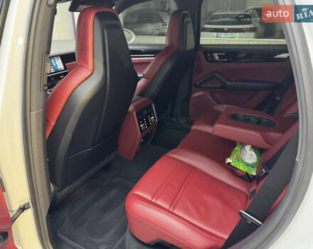 Білий Порше Cayenne, об'ємом двигуна 3 л та пробігом 75 тис. км за 71000 $, фото 38 на Automoto.ua