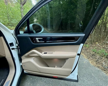 Белый Порше Каен, объемом двигателя 2.89 л и пробегом 121 тыс. км за 57000 $, фото 34 на Automoto.ua