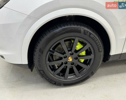Білий Порше Cayenne, об'ємом двигуна 3 л та пробігом 75 тис. км за 71000 $, фото 7 на Automoto.ua