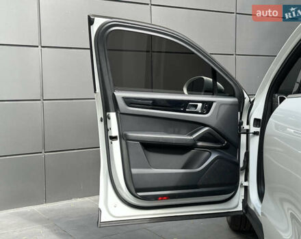 Порше Каен 2018 в Одессе на Automoto.ua Белый Порше Каен, объемом двигателя 3 л и пробегом 45 тыс. км за 52500 $, фото 46 на Automoto.ua