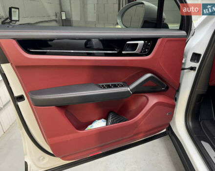 Білий Порше Cayenne, об'ємом двигуна 3 л та пробігом 75 тис. км за 71000 $, фото 40 на Automoto.ua