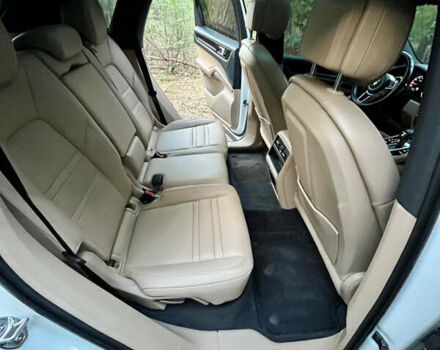 Белый Порше Каен, объемом двигателя 2.89 л и пробегом 121 тыс. км за 57000 $, фото 36 на Automoto.ua