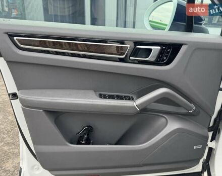 Білий Порше Cayenne, об'ємом двигуна 3 л та пробігом 33 тис. км за 59900 $, фото 47 на Automoto.ua