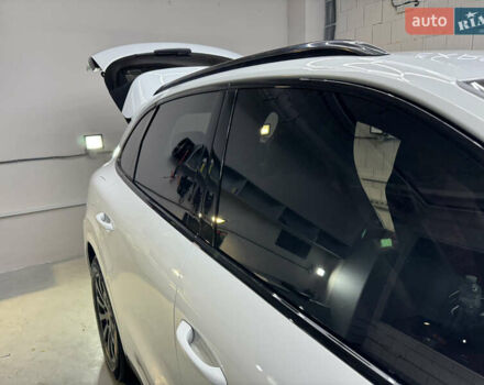 Білий Порше Cayenne, об'ємом двигуна 3 л та пробігом 75 тис. км за 71000 $, фото 49 на Automoto.ua