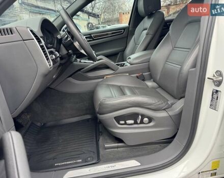 Білий Порше Cayenne, об'ємом двигуна 3 л та пробігом 33 тис. км за 59900 $, фото 44 на Automoto.ua