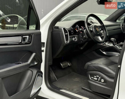 Белый Порше Каен, объемом двигателя 4 л и пробегом 52 тыс. км за 79000 $, фото 24 на Automoto.ua