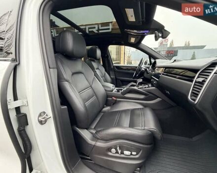 Білий Порше Cayenne, об'ємом двигуна 3 л та пробігом 90 тис. км за 49999 $, фото 34 на Automoto.ua