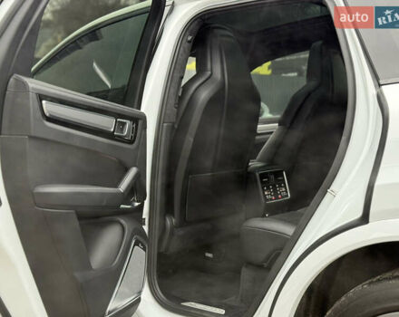 Белый Порше Каен, объемом двигателя 4 л и пробегом 52 тыс. км за 79000 $, фото 40 на Automoto.ua