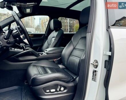 Білий Порше Cayenne, об'ємом двигуна 3 л та пробігом 90 тис. км за 49999 $, фото 16 на Automoto.ua