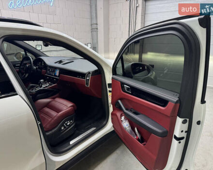 Білий Порше Cayenne, об'ємом двигуна 3 л та пробігом 75 тис. км за 71000 $, фото 26 на Automoto.ua
