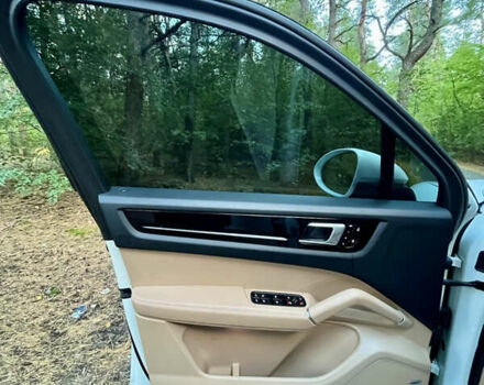 Белый Порше Каен, объемом двигателя 2.89 л и пробегом 121 тыс. км за 57000 $, фото 29 на Automoto.ua