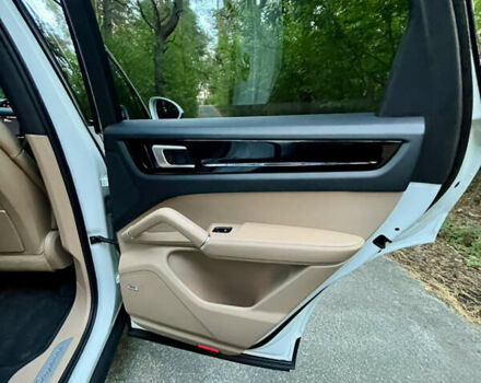 Белый Порше Каен, объемом двигателя 2.89 л и пробегом 121 тыс. км за 57000 $, фото 35 на Automoto.ua