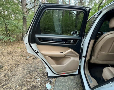 Белый Порше Каен, объемом двигателя 2.89 л и пробегом 121 тыс. км за 57000 $, фото 30 на Automoto.ua