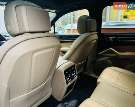 Белый Порше Каен, объемом двигателя 3 л и пробегом 56 тыс. км за 57000 $, фото 18 на Automoto.ua