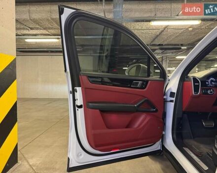 Белый Порше Каен, объемом двигателя 2.89 л и пробегом 62 тыс. км за 61255 $, фото 32 на Automoto.ua