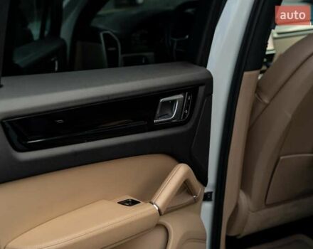 Білий Порше Cayenne, об'ємом двигуна 3 л та пробігом 60 тис. км за 64900 $, фото 62 на Automoto.ua