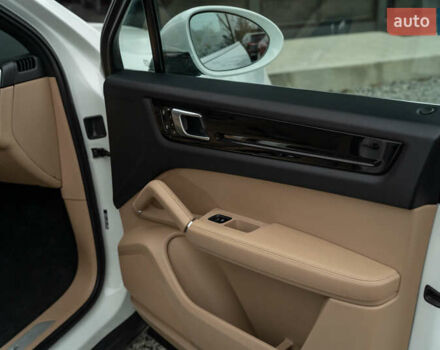 Белый Порше Каен, объемом двигателя 3 л и пробегом 116 тыс. км за 44900 $, фото 44 на Automoto.ua