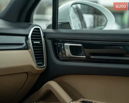 Белый Порше Каен, объемом двигателя 3 л и пробегом 116 тыс. км за 44900 $, фото 39 на Automoto.ua