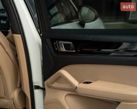 Білий Порше Cayenne, об'ємом двигуна 3 л та пробігом 60 тис. км за 64900 $, фото 63 на Automoto.ua