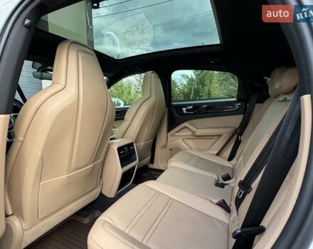 Белый Порше Каен, объемом двигателя 3 л и пробегом 49 тыс. км за 71400 $, фото 97 на Automoto.ua