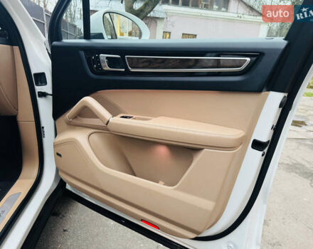 Белый Порше Каен, объемом двигателя 3 л и пробегом 56 тыс. км за 57000 $, фото 23 на Automoto.ua